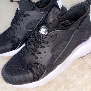 Black Nike huarache